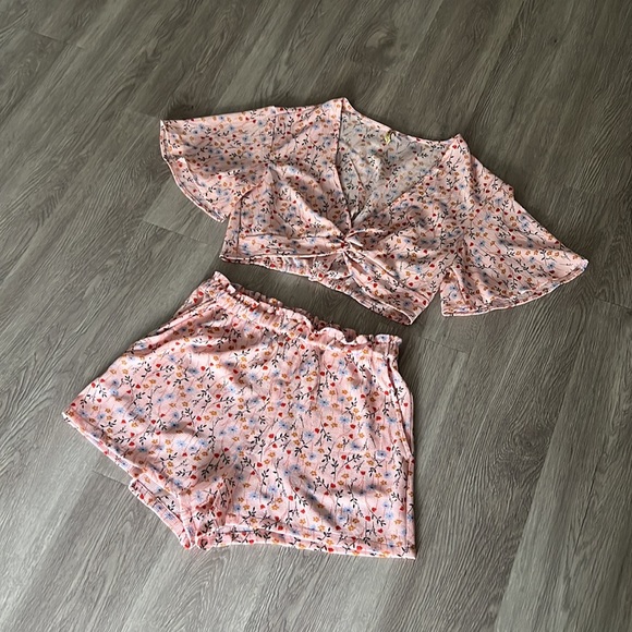 Adorable Pink Floral 2 Piece Set 🌸 - Picture 3 of 11
